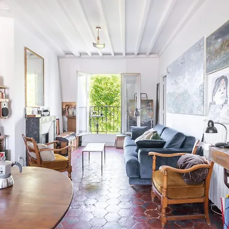Artistic Hideout With Balcony By Guestready *