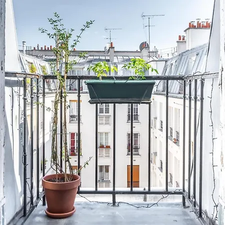 Artistic Hideout With Balcony By Guestready * Paryż