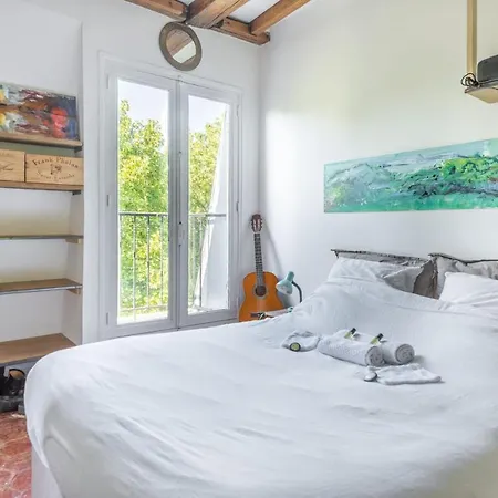 Artistic Hideout With Balcony By Guestready *