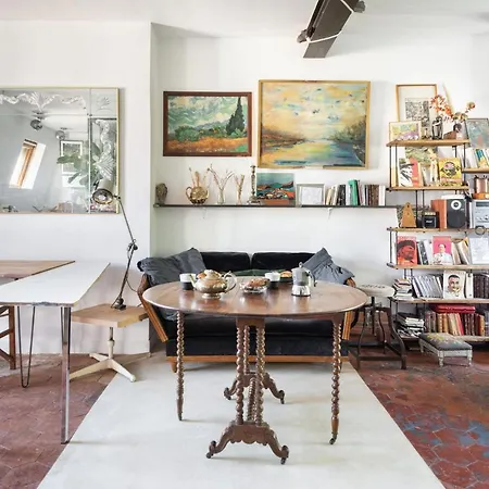 Apartament Artistic Hideout With Balcony By Guestready